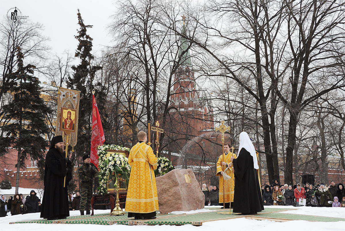 Патриарх совершил закладку памятника священномученику Ермогену